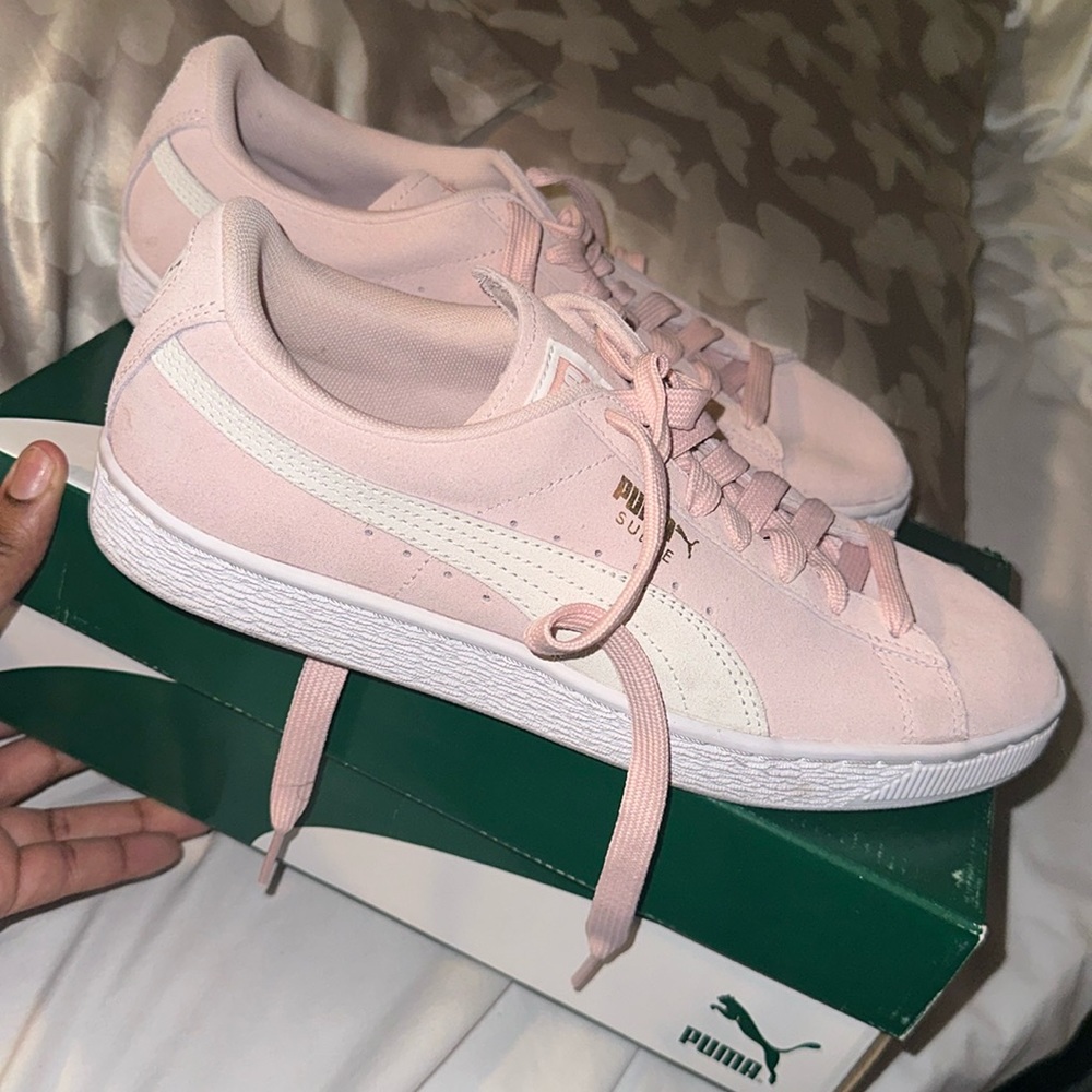 Pink pumas